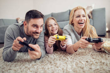 Familie speelt samen videogames.