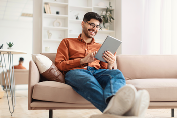 Man met tablet op de bank