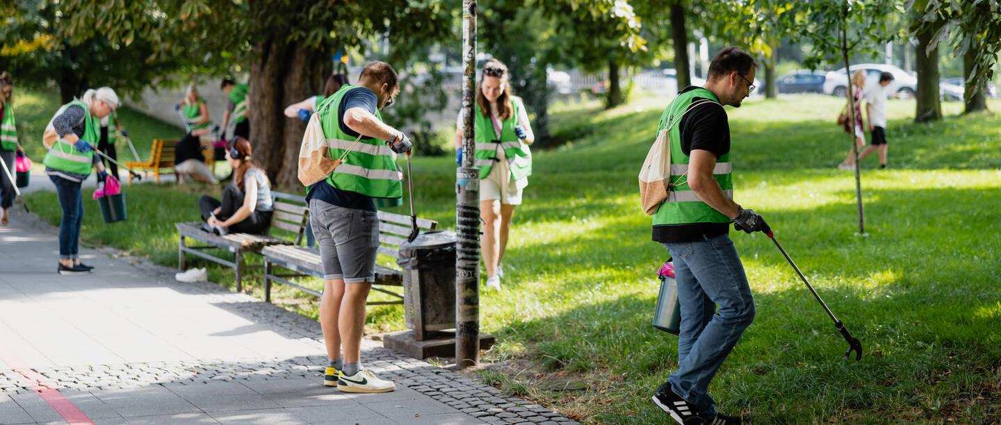 Mensen tijdens een afvalinzamelingsactie in de stad
