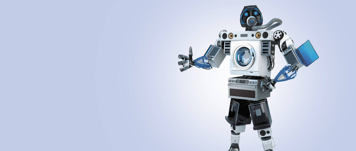 Een robot gebouwd van oud elektronisch afval geeft de duimen omhoog