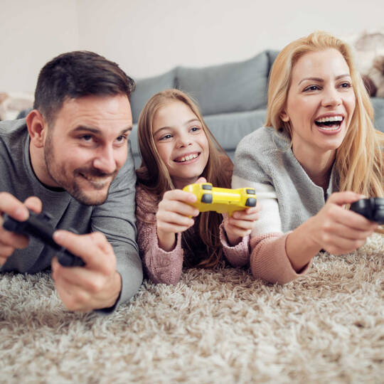 Familie speelt samen videogames.
