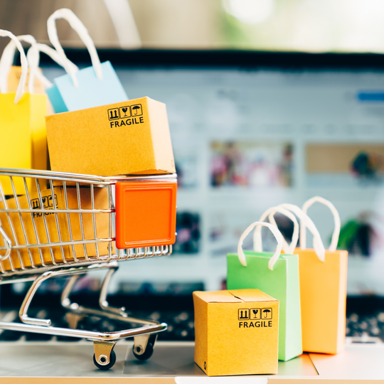 De duistere kant van Black Friday: overconsumptie en milieubelasting Miniatur tassen en winkelwagen