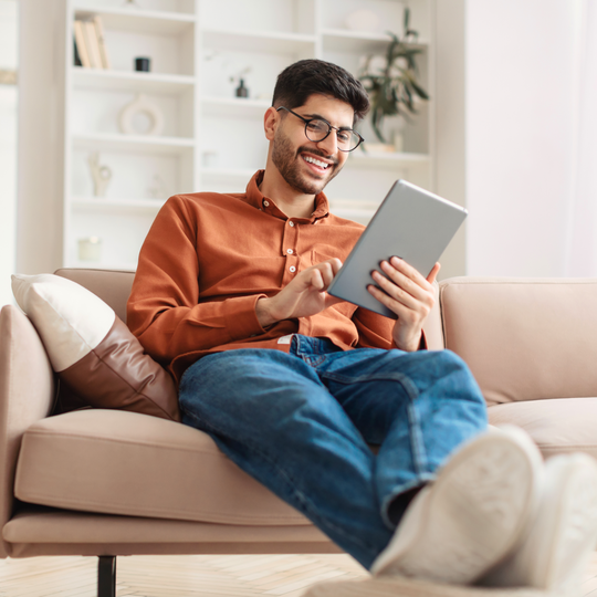 Man met tablet op de bank